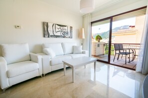 Lägenhet Premium - 3 sovrum | Vardagsrum | Platt-tv och böcker