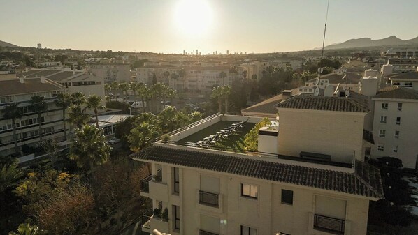 A residential area with buildings, a clear sky, and a distant mountain. - apartamentos Albir Confort (L'Alfas del Pi)