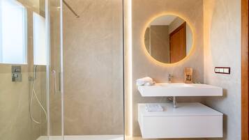 Premium Apartment, 3 Bedrooms | Bathroom | Separate tub and shower, jetted tub, free toiletries, hair dryer