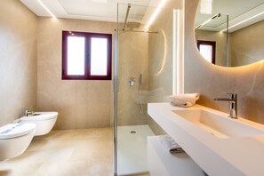 Appartement Prestige, 3 chambres | Salle de bain | Baignoire et douche séparées, baignoire à remous