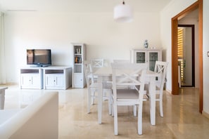 Apartamento premium, 3 quartos | Sala de estar | TV de tela plana, livros