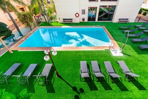 Piscina externa, funciona das 9h às 21h, espreguiçadeiras