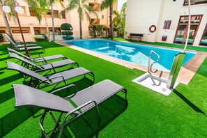 Outdoor pool, open 9 AM to 9 PM, pool loungers - apartamentos Albir Confort (L'Alfas del Pi)