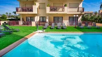 Piscine extérieure, chaises longues