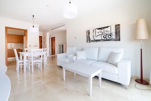 Apartamento premium, 3 quartos | Sala de estar | TV de tela plana, livros