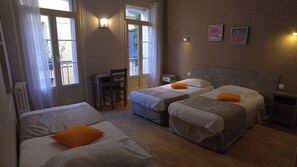 Habitació triple | Escriptori, cortines opaques i planxa i posts de planxar