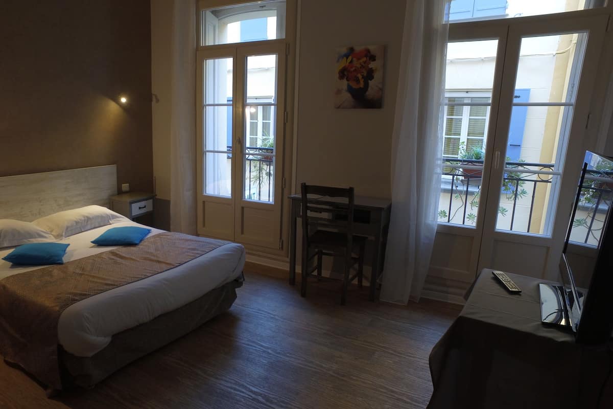 Chambre Confort, vue ville (ou village) | Bureau, rideaux occultants, fer et planche Ă repasser