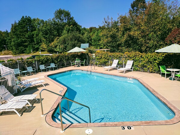 En säsongsöppen utomhuspool