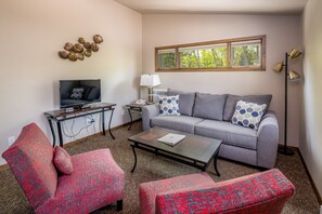 King Suite | Living area | 32-inch flat-screen TV with cable channels, TV - Ephraim Motel (Ephraim)