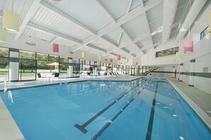 Indoor pool, pool umbrellas, sun loungers - Holiday Inn Express Princeton Southeast by IHG (Plainsboro)