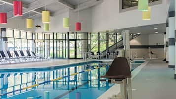Indendørs pool, parasoller, liggestole