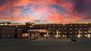 Un hotel amb façana de maó, diversos pisos i entrada coberta.
