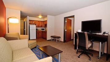 Suite, 1 camera da letto, cucina | Area soggiorno | TV a schermo piatto 42 pollici con canali via cavo, TV, Netflix