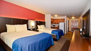 Monolocale, 2 letti queen, cucina | Area soggiorno | TV a schermo piatto 42 pollici con canali via cavo, TV, Netflix