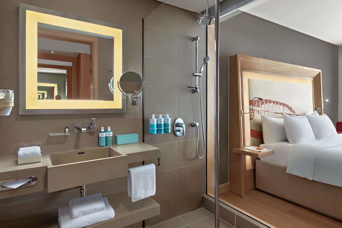 Ropa de cama de alta calidad y minibar 