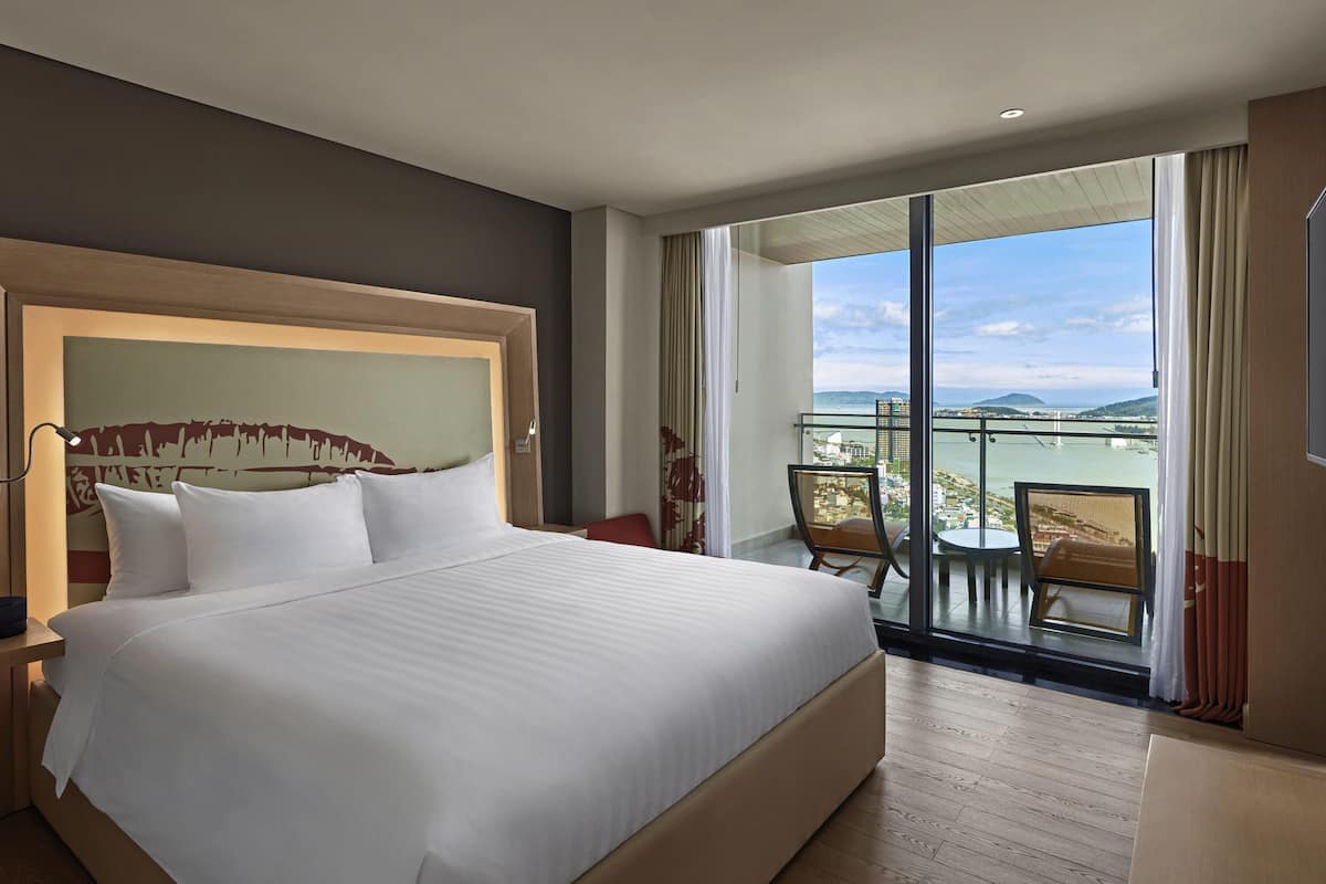 Suite Premier, 1 très grand lit, balcon, vue sur le fleuve (Premier Lounge Access) | Literie de qualité, minibar, coffre-fort, bureau