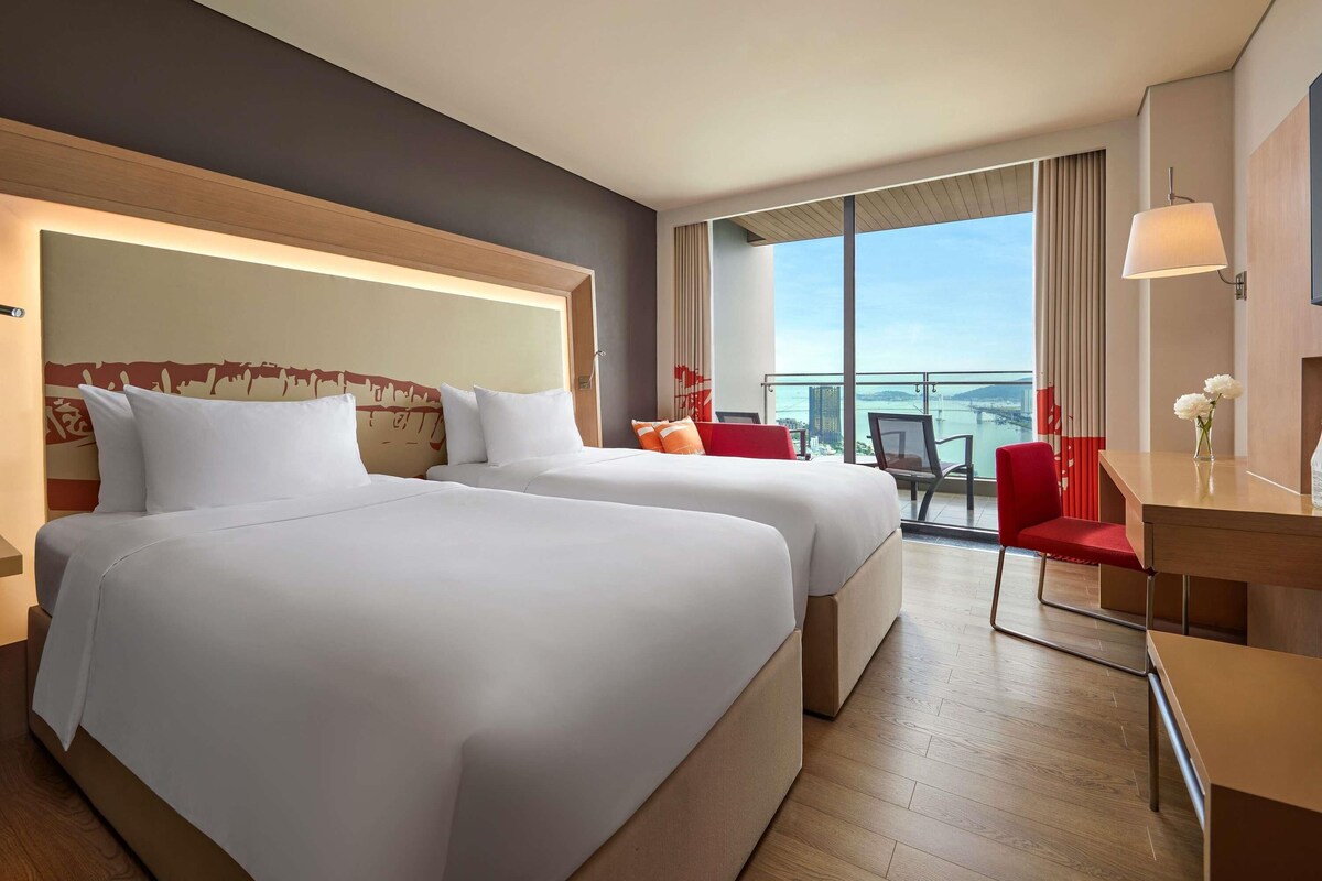 Premium bedding, minibar, in-room safe, desk