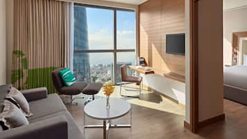 Apartment, 1 Bedroom, Kitchen | Peralatan tempat tidur premium, bar mini, peti besi dalam bilik, meja