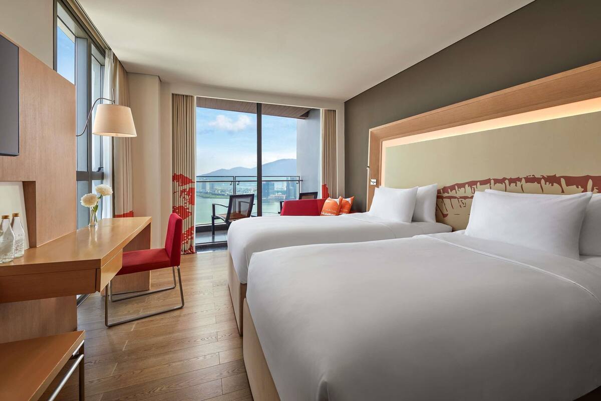 Habitación superior, 2 camas individuales, balcón, vistas a la bahía | Ropa de cama de alta calidad, minibar, caja fuerte y escritorio