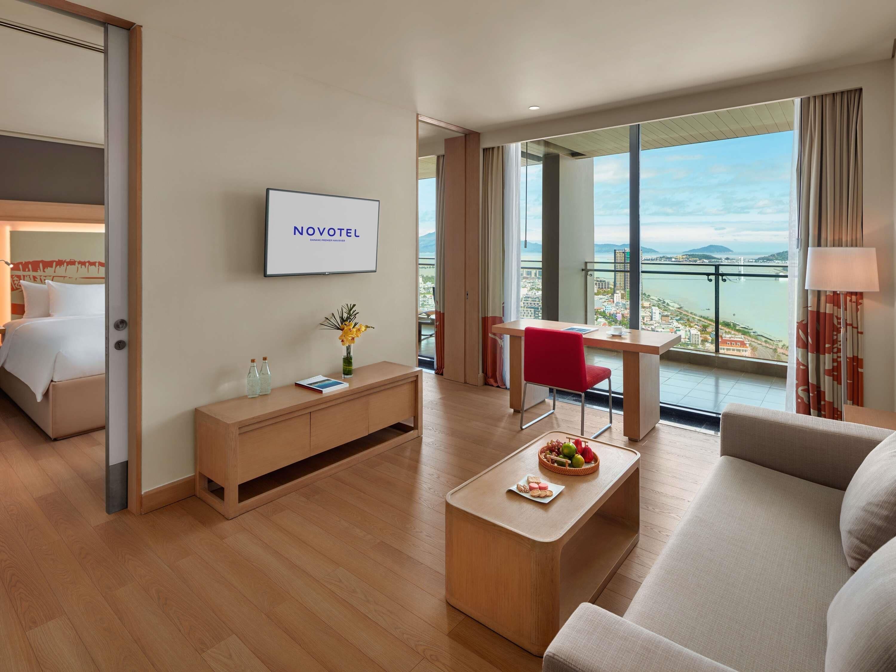 Premier Suite, 1 King Bed, Balcony, River View (Premier Lounge Access) | Premium bedding, minibar, in-room safe, desk