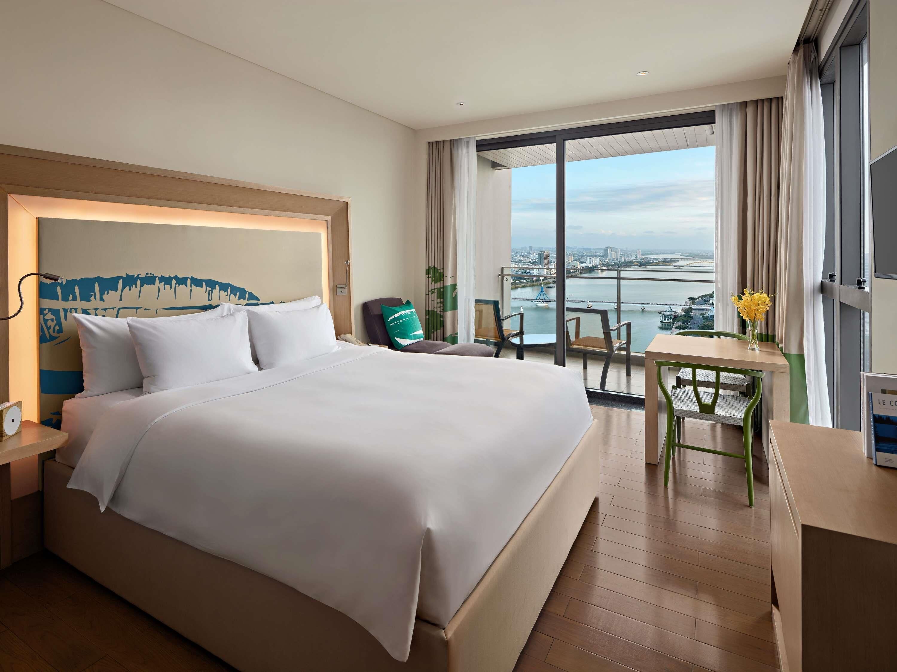 Studio, 1 King Bed, Balcony, River View (Full Kitchen)
