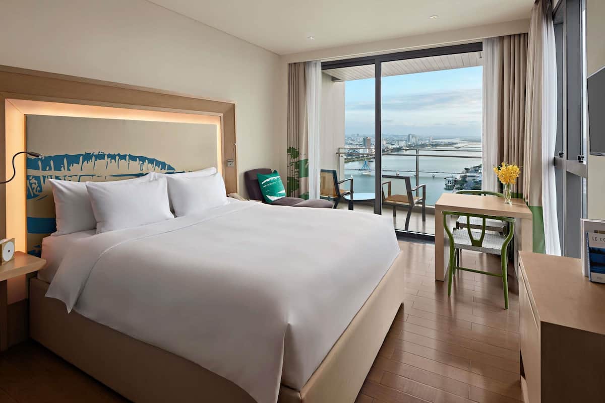 Studio, 1 King Bed, Balcony, River View (Full Kitchen)