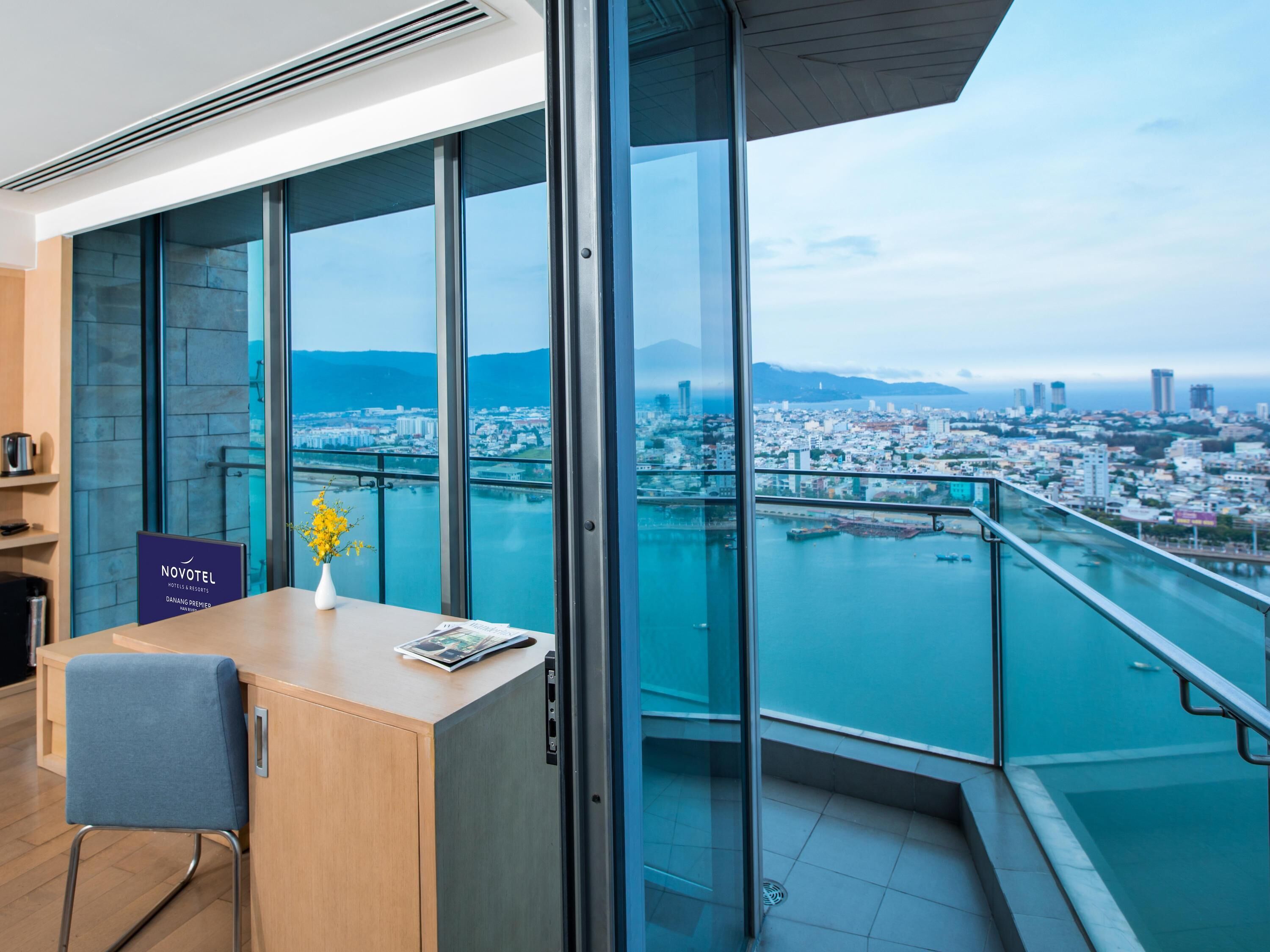 Executive Corner, balcony, panoramic view of Dragon Bridge & Premier Lounge Access - 1 king bed | Premium bedding, minibar, in-room safe, desk