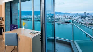Quarto executivo, 1 cama King, sacada, no canto (Panoramic view of Dragon Bridge) | Roupas de cama premium, frigobar, cofres nos quartos, escrivaninha