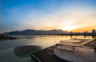 室外游泳池，池畔遮阳伞