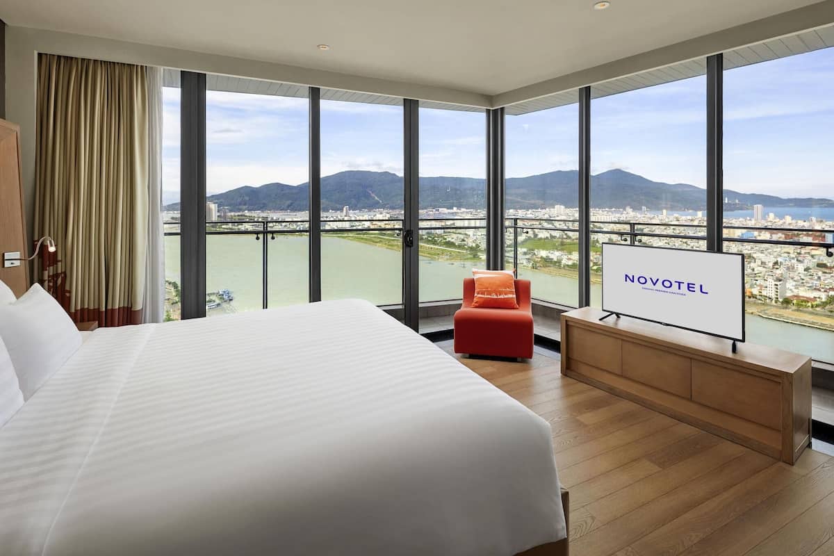 Corner Suite, panoramic Han River view, bathtub , Premier Lounge Access - 1 king bed | Premium bedding, minibar, in-room safe, desk