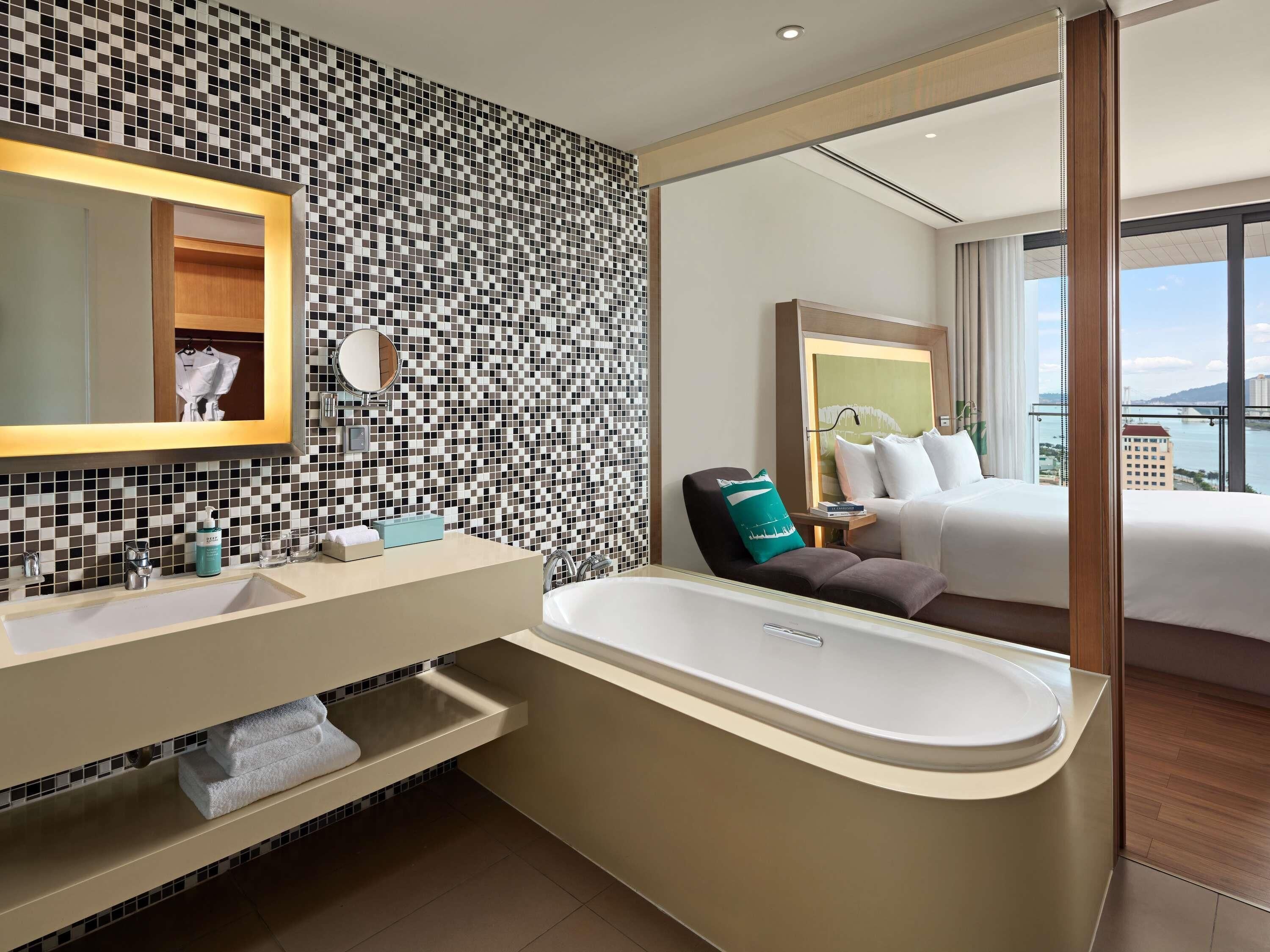 高档床上用品、迷你吧、客房内保险箱、办公桌