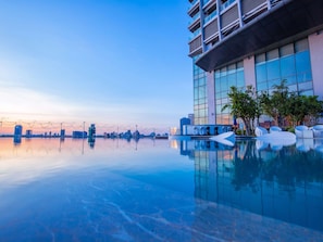 Una piscina al aire libre, sombrillas