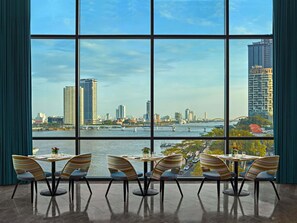 2 间餐厅，供应早餐、午餐和晚餐，无国界融合菜