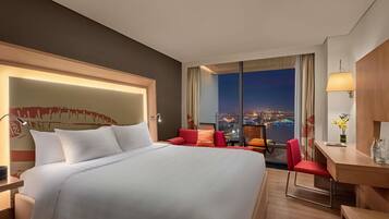 Bộ đồ giường cao cấp, minibar, két bảo mật tại phòng, bàn