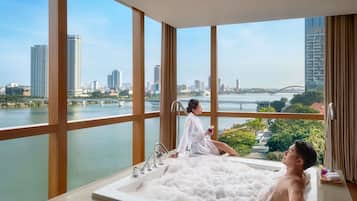 Couples treatment room(s), sauna, steam room, body treatments