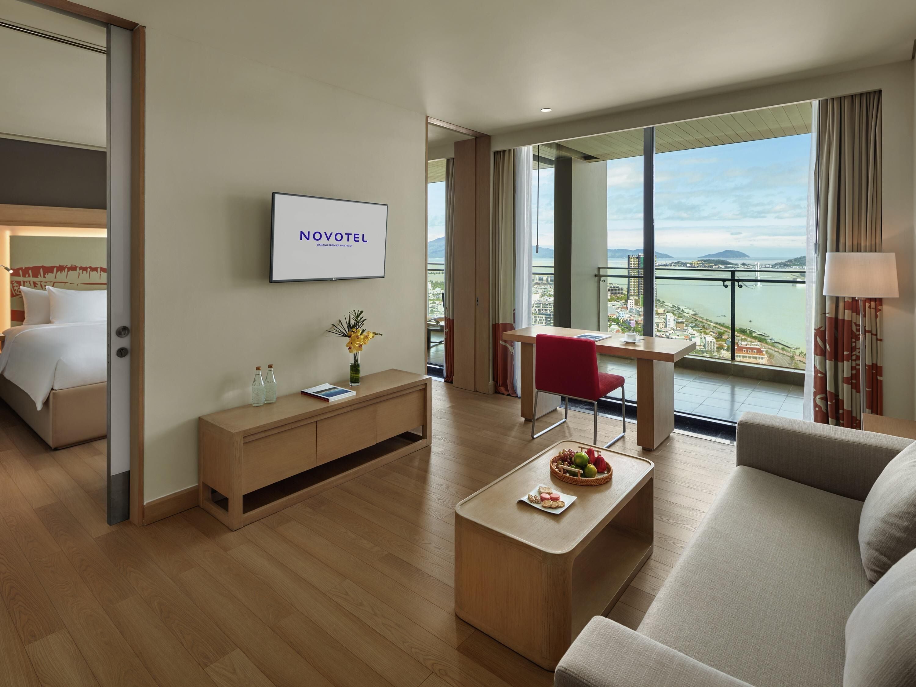 尊贵套房, 1 张特大床, 阳台, 河景 (Premier Lounge Access) | 高档床上用品、迷你吧、客房内保险箱、办公桌