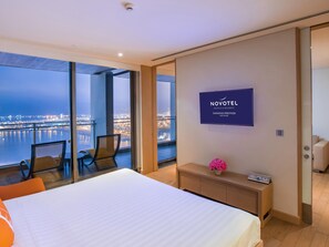 Bộ đồ giường cao cấp, minibar, két bảo mật tại phòng, bàn 