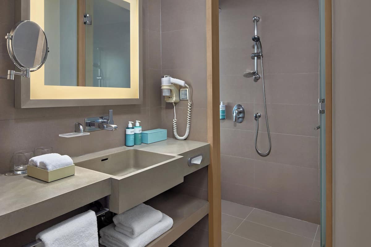 Executive Corner, balcony, panoramic view of Dragon Bridge & Premier Lounge Access - 1 king bed | Bathroom | Rainfall showerhead, eco-friendly toiletries, hair dryer, slippers