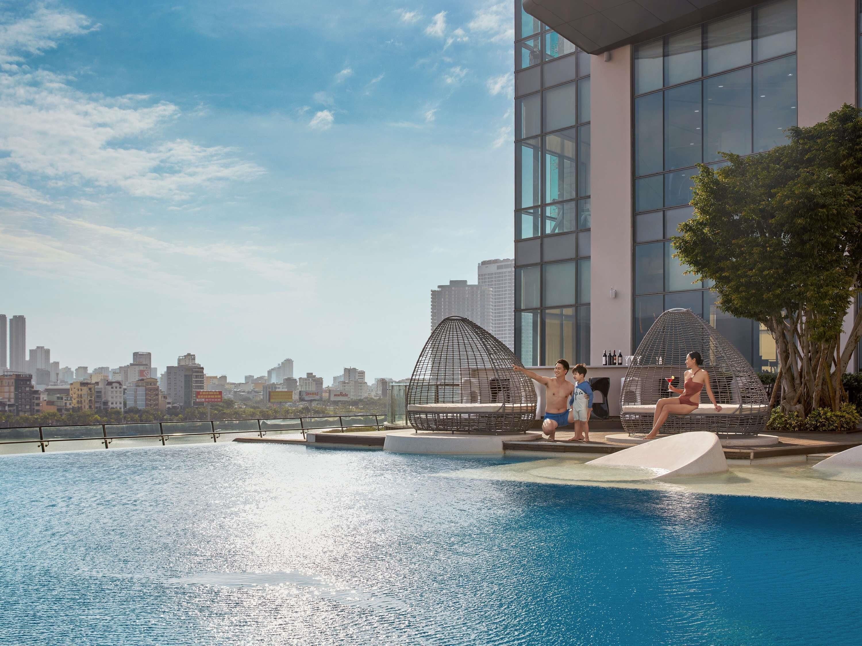 2 bares, bar junto a la piscina