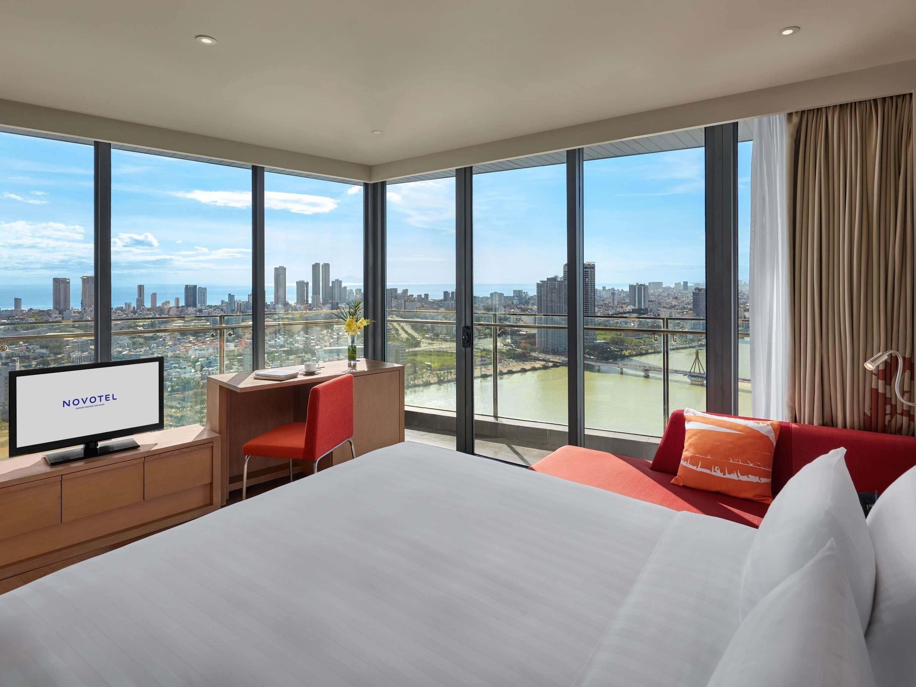 Executive Corner, balcony, panoramic view of Dragon Bridge & Premier Lounge Access - 1 king bed | Premium bedding, minibar, in-room safe, desk