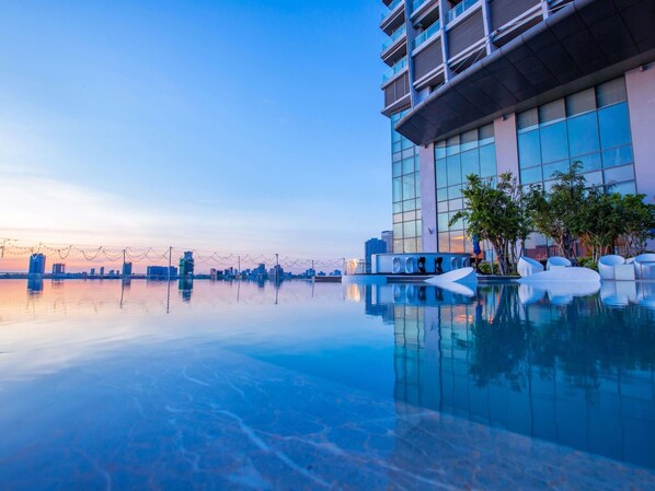 Outdoor pool, pool umbrellas - Novotel Danang Premier Han River (Da Nang)