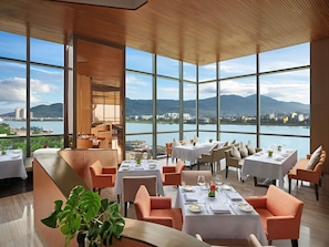 2 restaurants servant le petit déjeuner, le déjeuner et le dîner