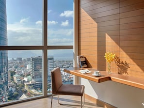 Apartamento, 1 quarto, cozinha | Roupas de cama premium, frigobar, cofres nos quartos, escrivaninha