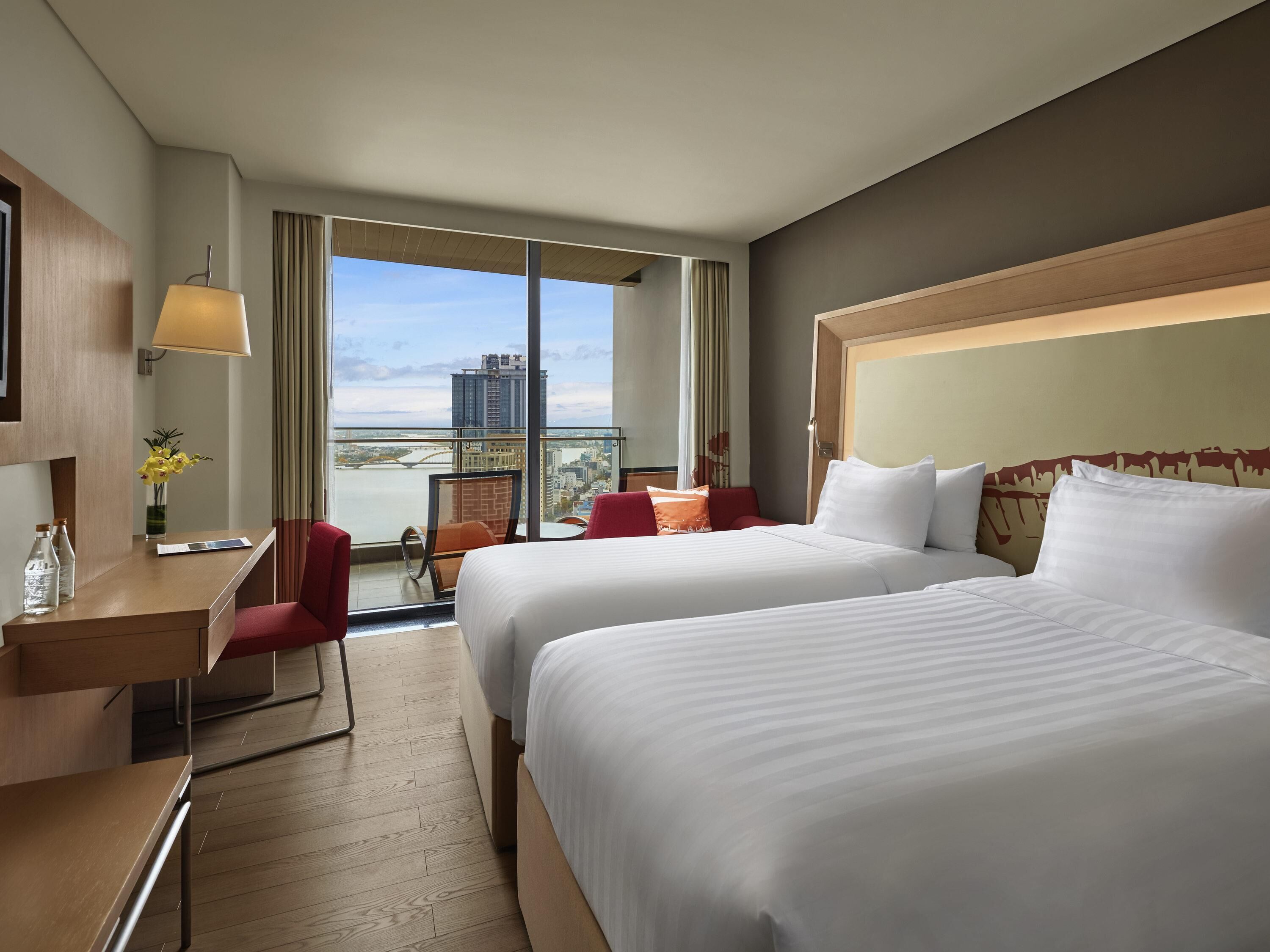 Habitación superior, 2 camas individuales, balcón, vista al río | Ropa de cama de alta calidad y minibar 