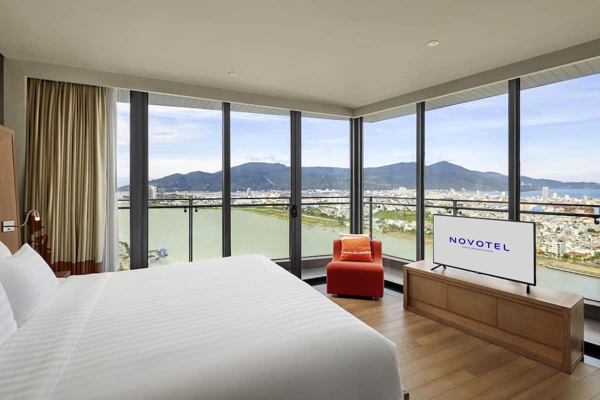 Corner Suite, panoramic Han River view, bathtub , Premier Lounge Access - 1 king bed | Premium bedding, minibar, in-room safe, desk