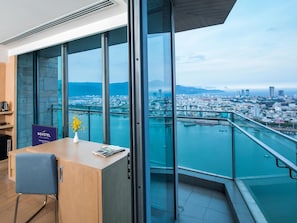 Executive Corner, balcony, panoramic view of Dragon Bridge & Premier Lounge Access - 1 king bed