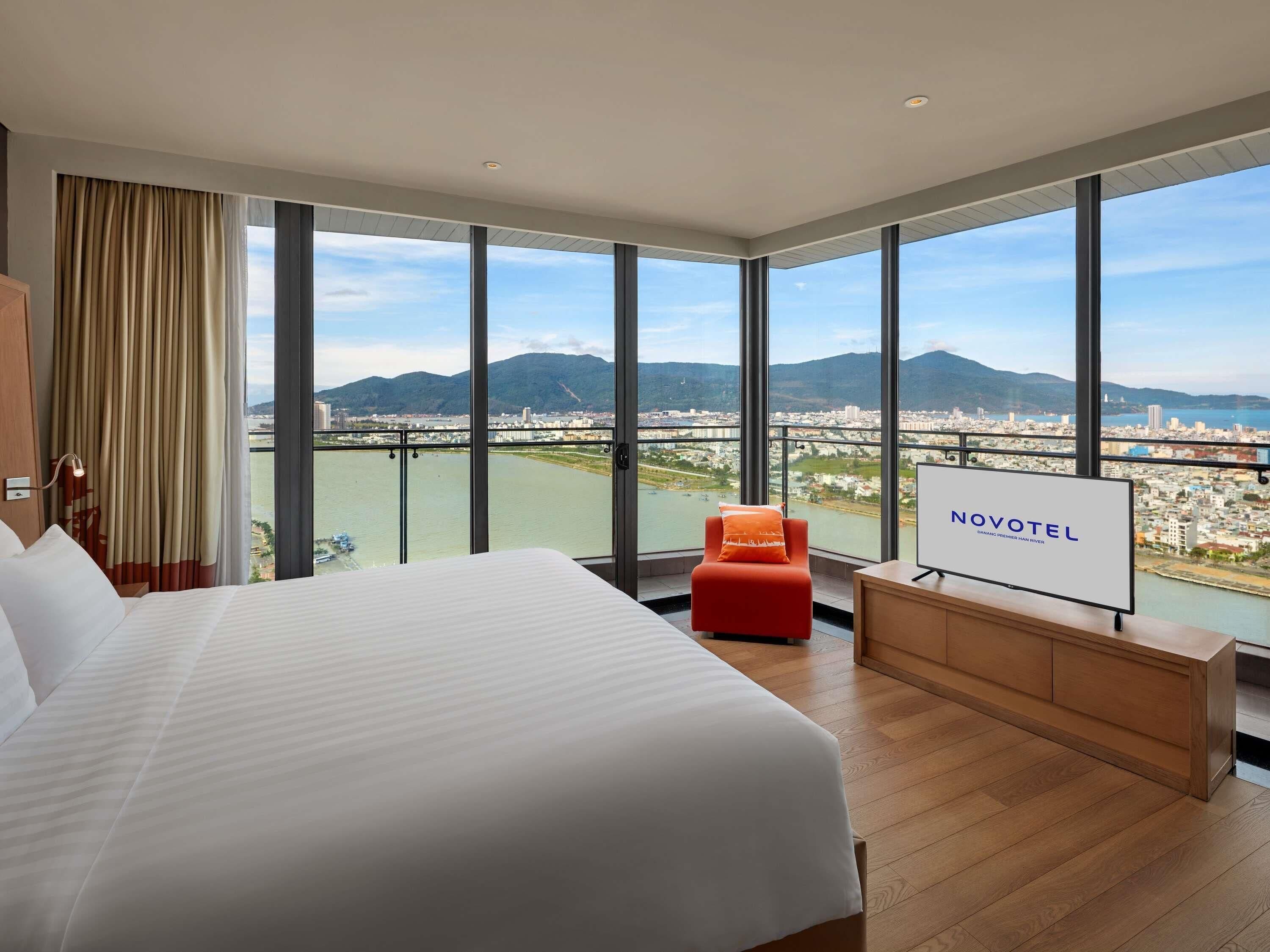 Corner Suite, panoramic Han River view, bathtub , Premier Lounge Access - 1 king bed | Premium bedding, minibar, in-room safe, desk