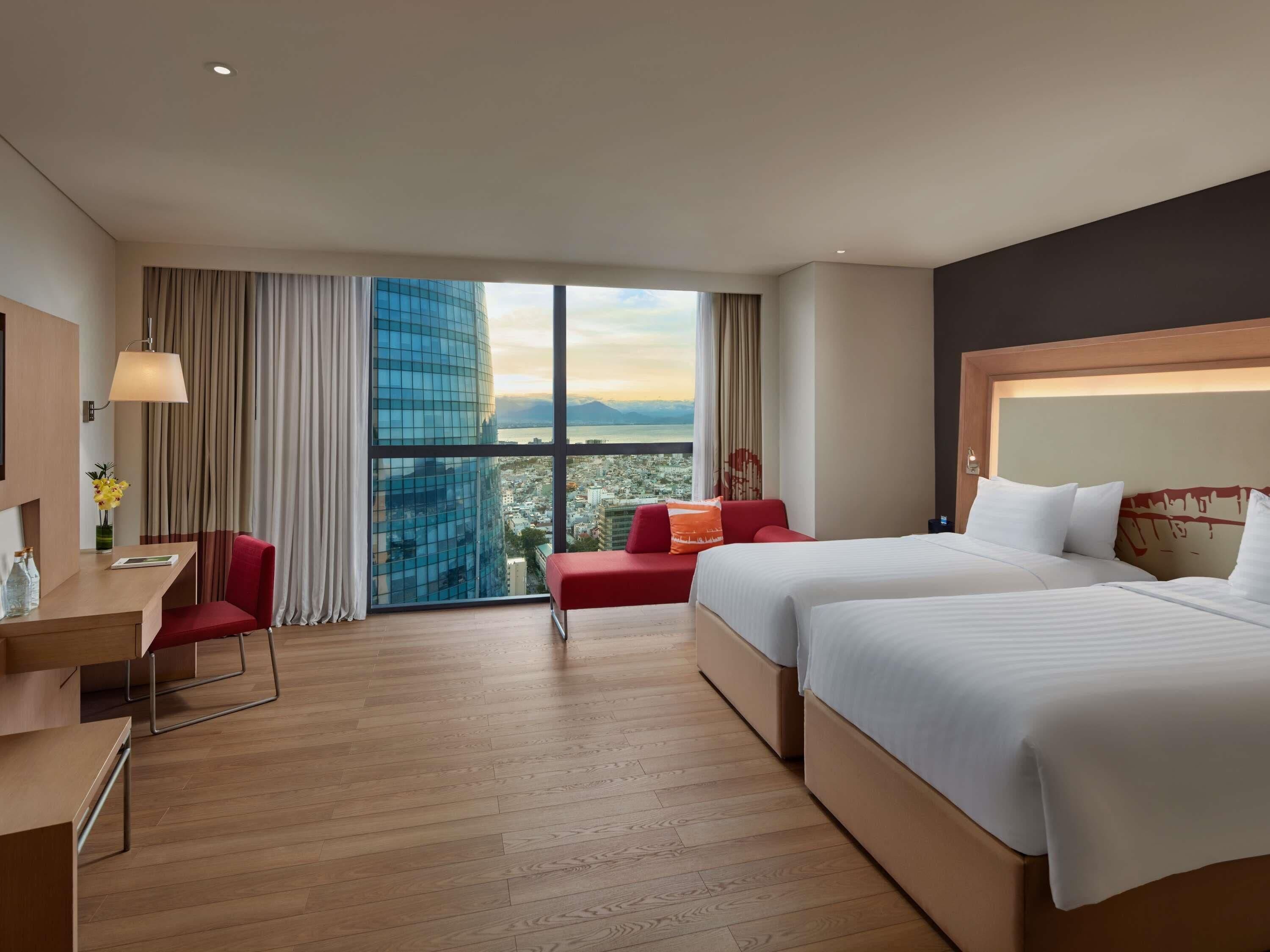 华丽客房, 2 张单人床, 城市景观 | 高档床上用品、迷你吧、客房内保险箱、办公桌