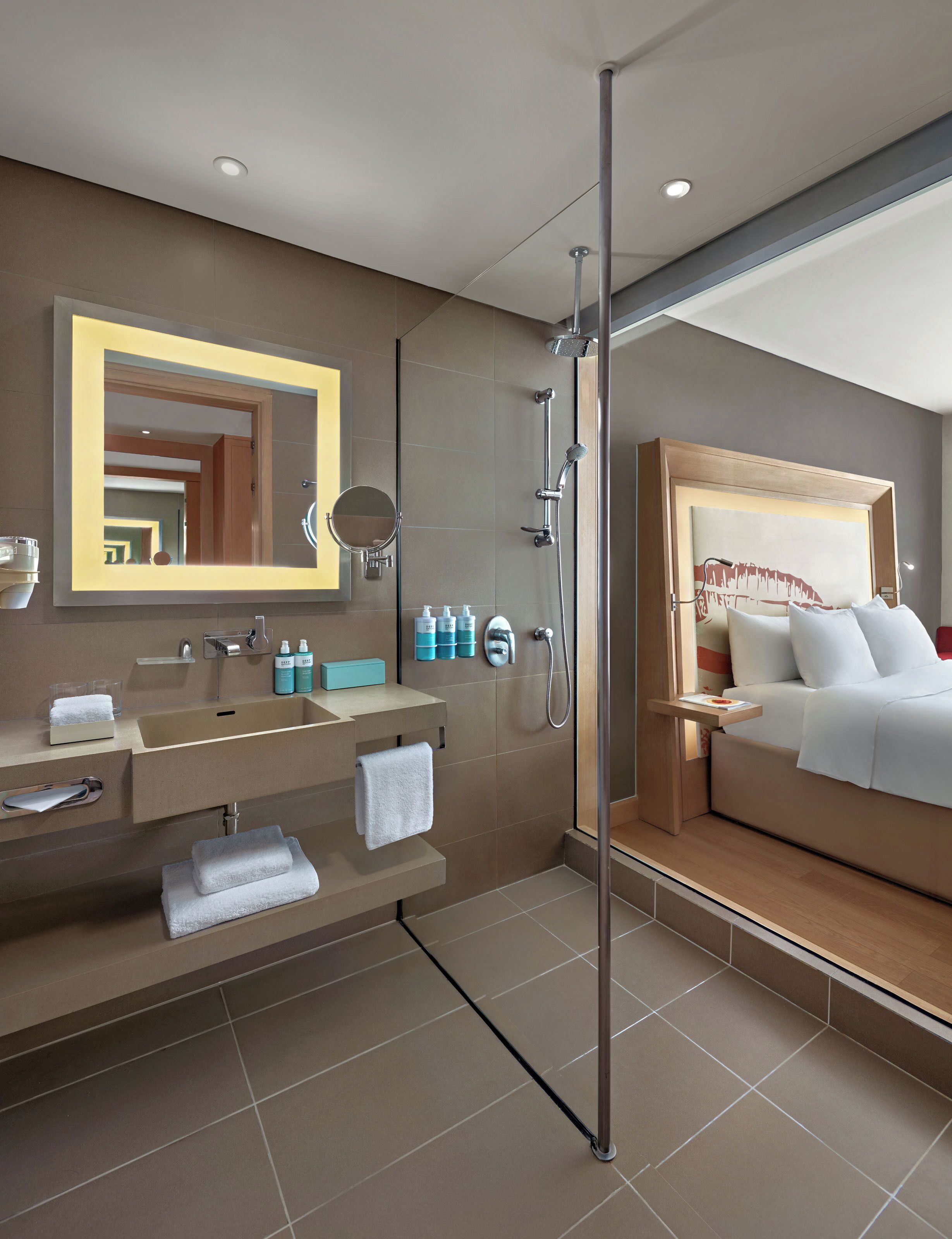 Superior-Zimmer, 2 Einzelbetten, Balkon, Buchtblick | Badezimmer | Regendusche, umweltfreundliche Kosmetikartikel, Haartrockner, Hausschuhe