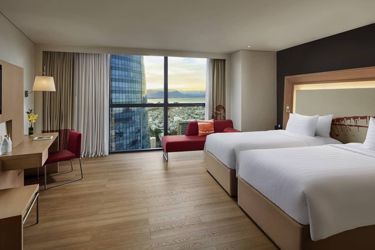 Chambre Deluxe, 2 lits une place, vue ville | Literie de qualité supérieure, minibar, coffres-forts dans les chambres